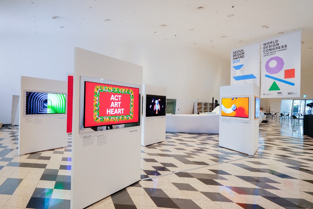 Fotografía de la exposición de Samsung en Seúl con televisores y marcos distintos colocados sobre paneles blancos